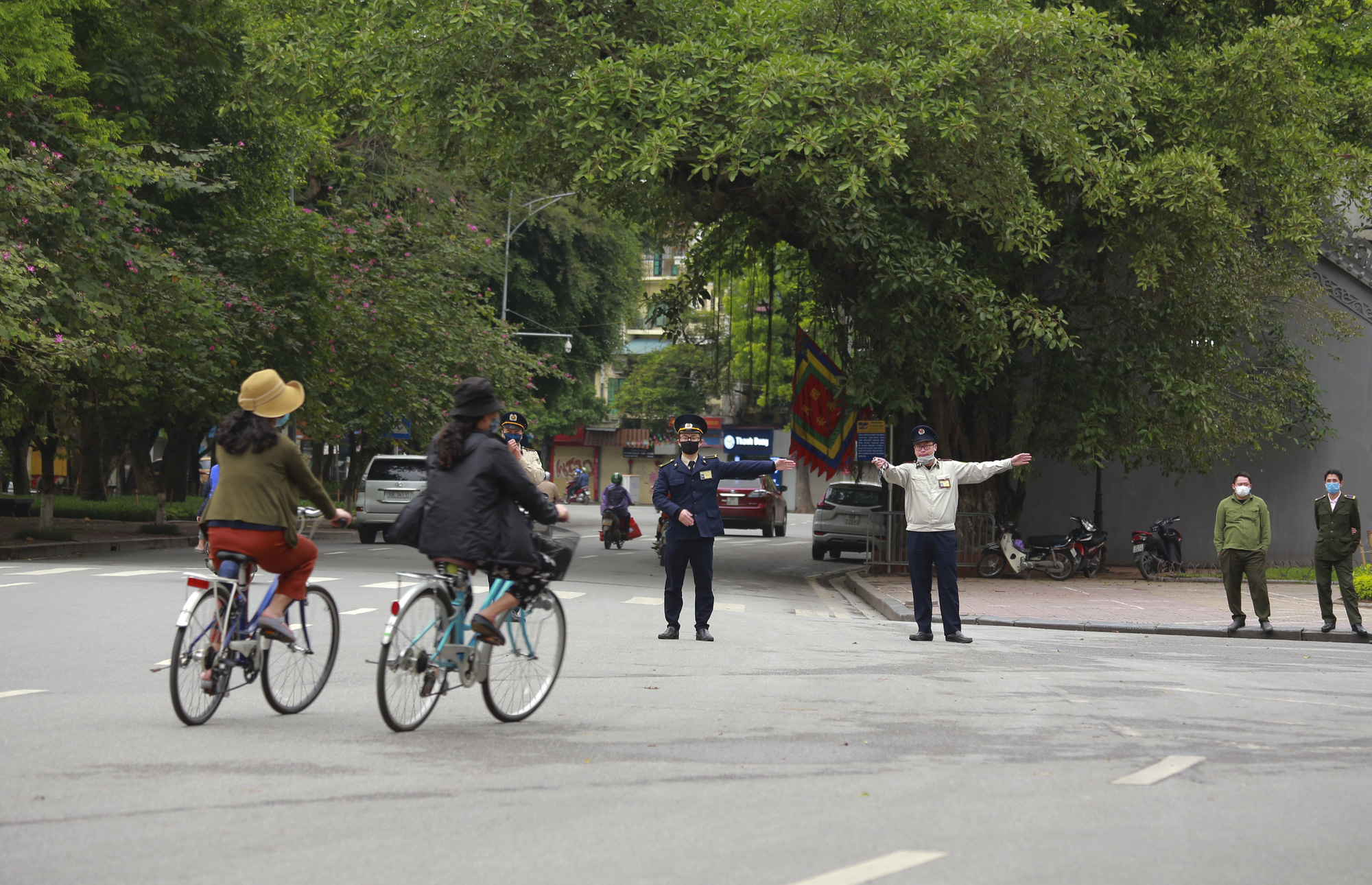Hà Nội: Hàng trăm người dân đi tập thể dục bị nhắc nhở quay về nhà - Ảnh 6. Hà Nội: Hàng trăm người dân đi tập thể dục bị nhắc nhở quay về nhà - Ảnh 6.