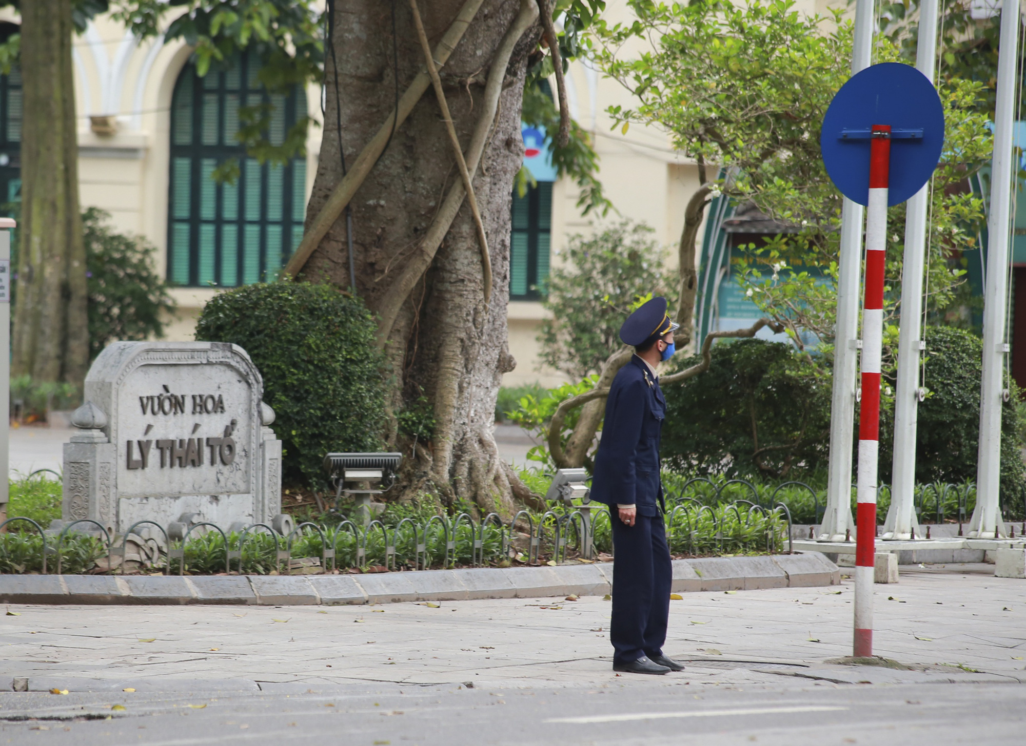 Hà Nội: Hàng trăm người dân đi tập thể dục bị nhắc nhở quay về nhà - Ảnh 9. Hà Nội: Hàng trăm người dân đi tập thể dục bị nhắc nhở quay về nhà - Ảnh 9.