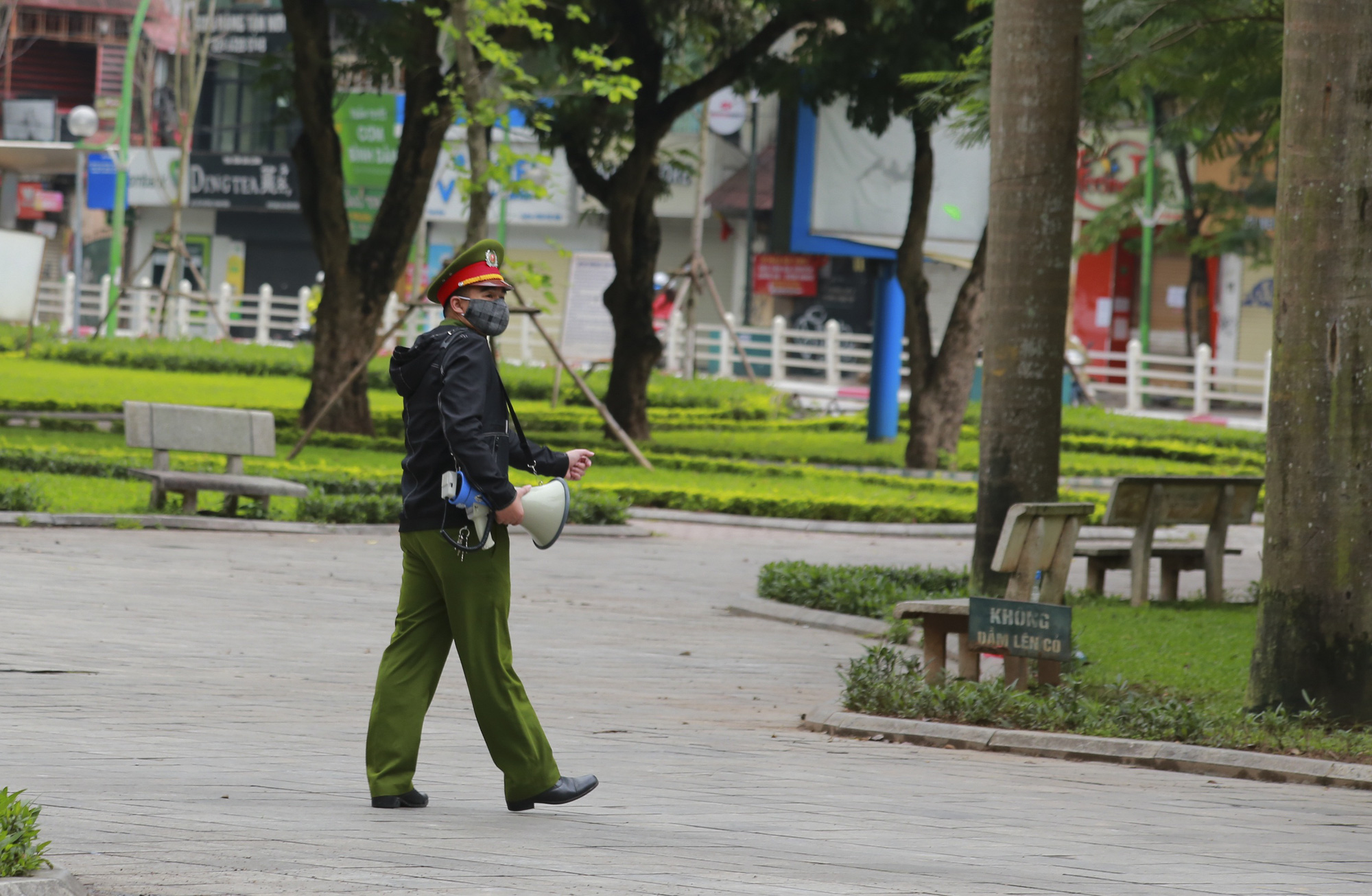 Hà Nội: Hàng trăm người dân đi tập thể dục bị nhắc nhở quay về nhà - Ảnh 10. Hà Nội: Hàng trăm người dân đi tập thể dục bị nhắc nhở quay về nhà - Ảnh 10.