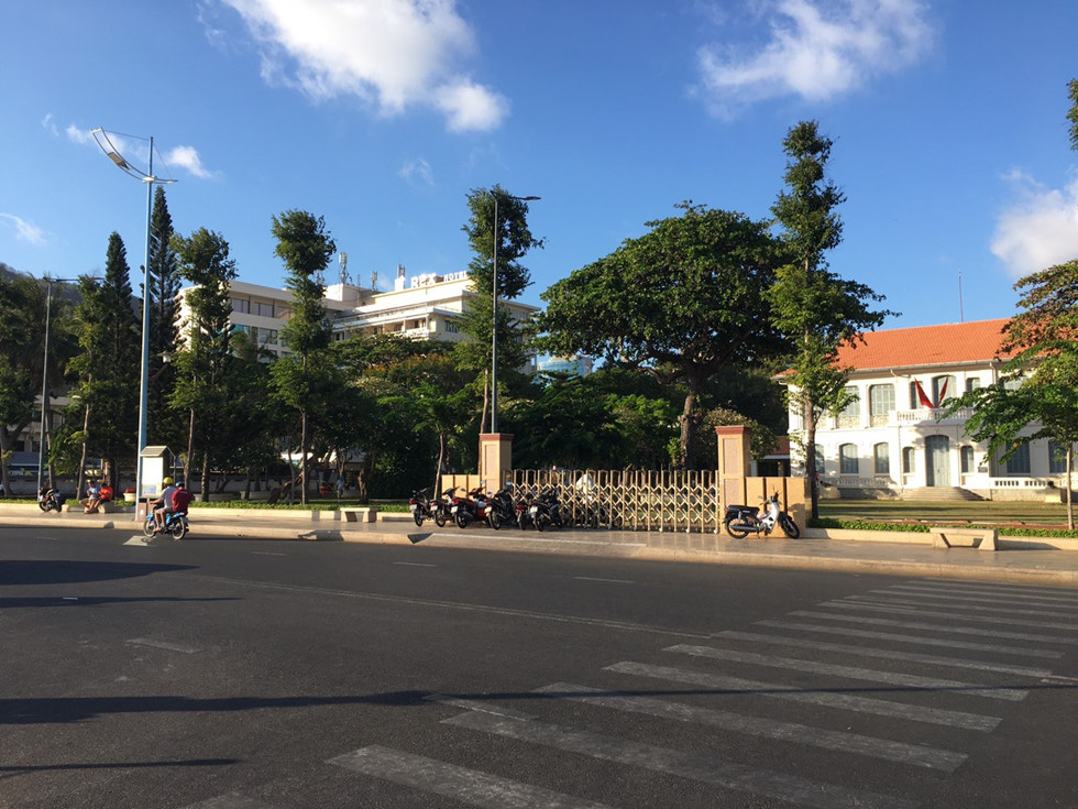 Vũng Tàu tạm dừng tắm biển mùa dịch Covid-19: Người 'lén tắm' cách xa 2 mét - Ảnh 2. Vũng Tàu tạm dừng tắm biển mùa dịch Covid-19: Người 'lén tắm' cách xa 2 mét - Ảnh 2.