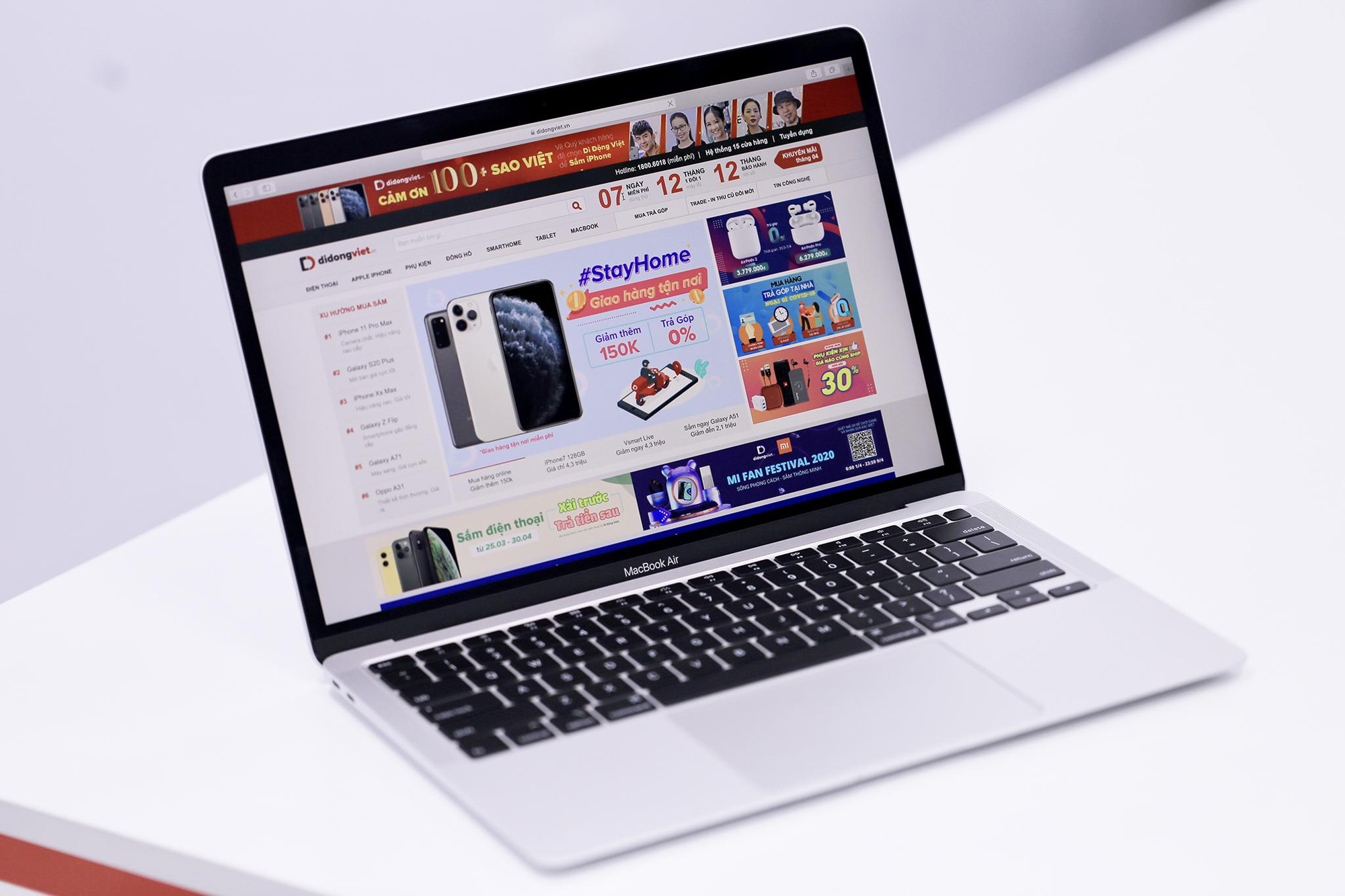Cận cảnh Macbook Air 2020 đầu tiên có mặt Việt Nam, giá gần 28 triệu đồng - Ảnh 1.