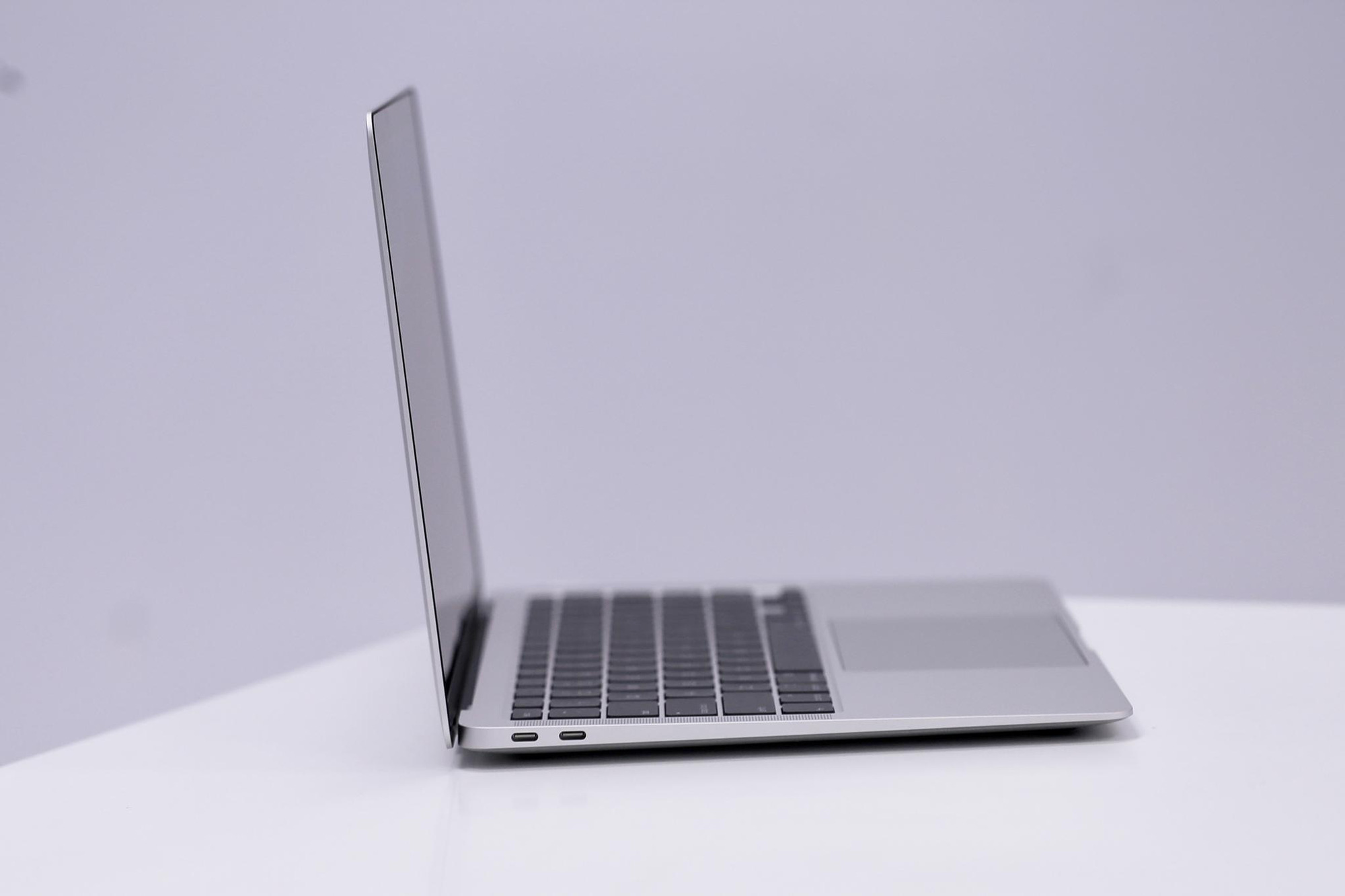 Cận cảnh Macbook Air 2020 đầu tiên có mặt Việt Nam, giá gần 28 triệu đồng - Ảnh 5.