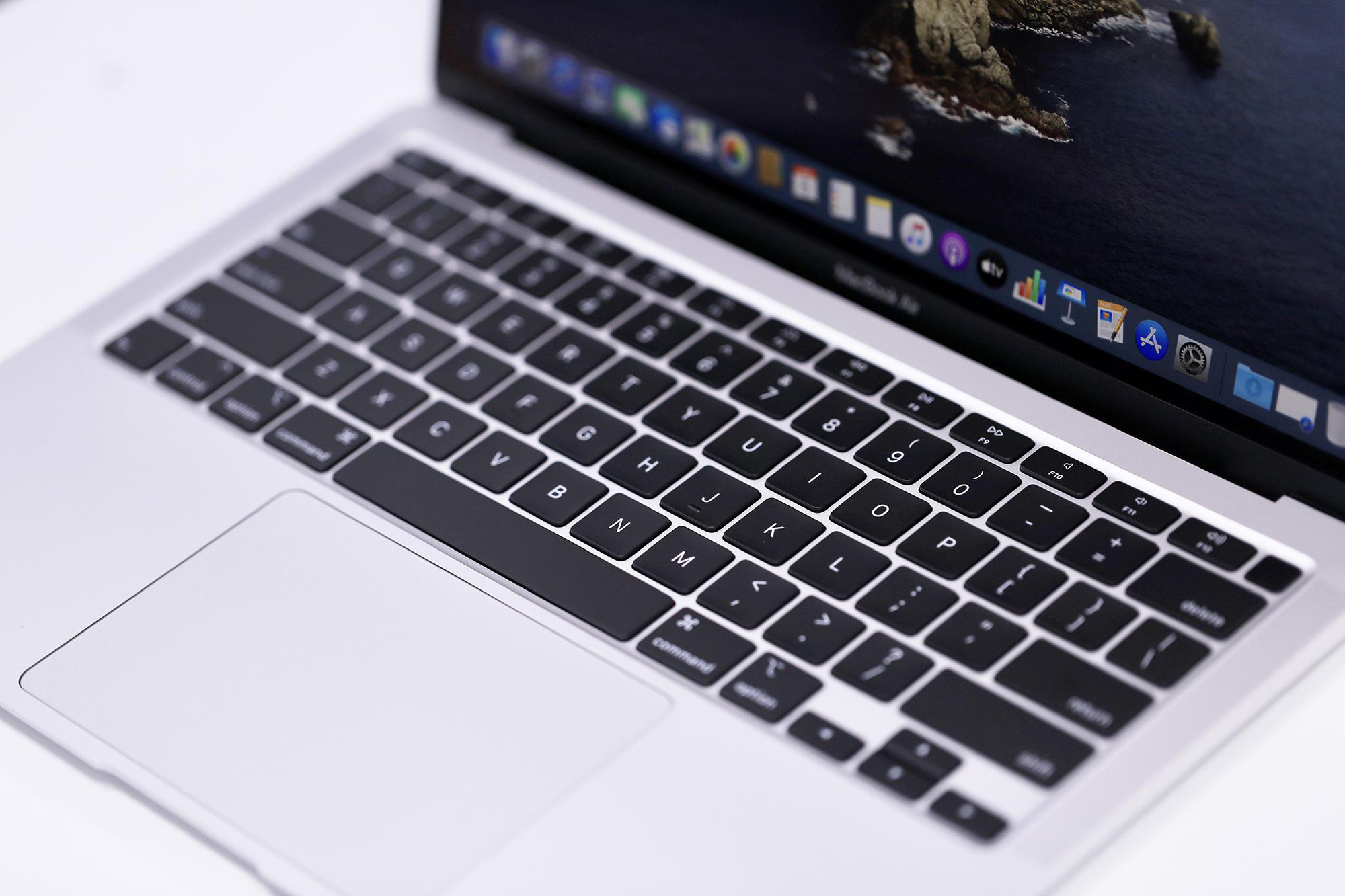 Cận cảnh Macbook Air 2020 đầu tiên có mặt Việt Nam, giá gần 28 triệu đồng - Ảnh 7.
