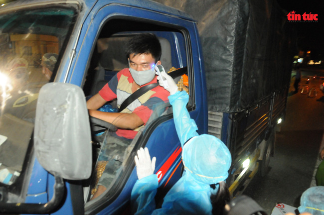 Những người 'giữ cửa' xuyên đêm phòng, chống dịch Covid-19 tại TP Hồ Chí Minh - Ảnh 4. Những người 'giữ cửa' xuyên đêm phòng, chống dịch Covid-19 tại TP Hồ Chí Minh - Ảnh 4.