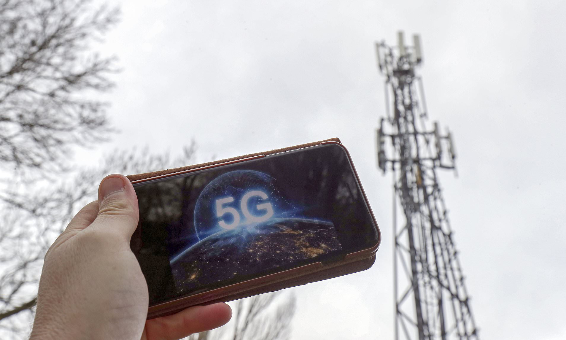 Người dân Anh đốt phá các cột sóng di động vì cho rằng 5G giúp lan truyền virus Covid - 19 - Ảnh 2. Người dân Anh đốt phá các cột sóng di động vì cho rằng 5G giúp lan truyền virus Covid - 19 - Ảnh 2.