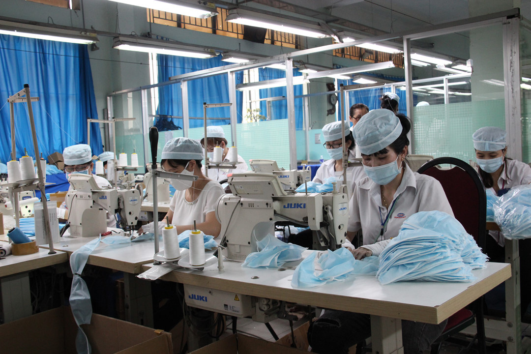 TP HCM sẽ đóng cửa xí nghiệp có nguy cơ cao lây nhiễm Covid-19, Công ty Pouyuen hơn 62.000 công nhân nhưng có người không đeo khẩu trang - Ảnh 2. TP HCM sẽ đóng cửa xí nghiệp có nguy cơ cao lây nhiễm Covid-19, Công ty Pouyuen hơn 62.000 công nhân nhưng có người không đeo khẩu trang - Ảnh 2.