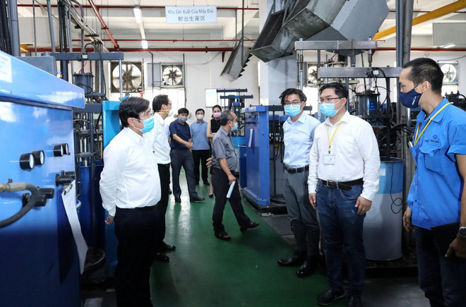 TP HCM sẽ đóng cửa xí nghiệp có nguy cơ cao lây nhiễm Covid-19, Công ty Pouyuen hơn 62.000 công nhân nhưng có người không đeo khẩu trang - Ảnh 1. TP HCM sẽ đóng cửa xí nghiệp có nguy cơ cao lây nhiễm Covid-19, Công ty Pouyuen hơn 62.000 công nhân nhưng có người không đeo khẩu trang - Ảnh 1.
