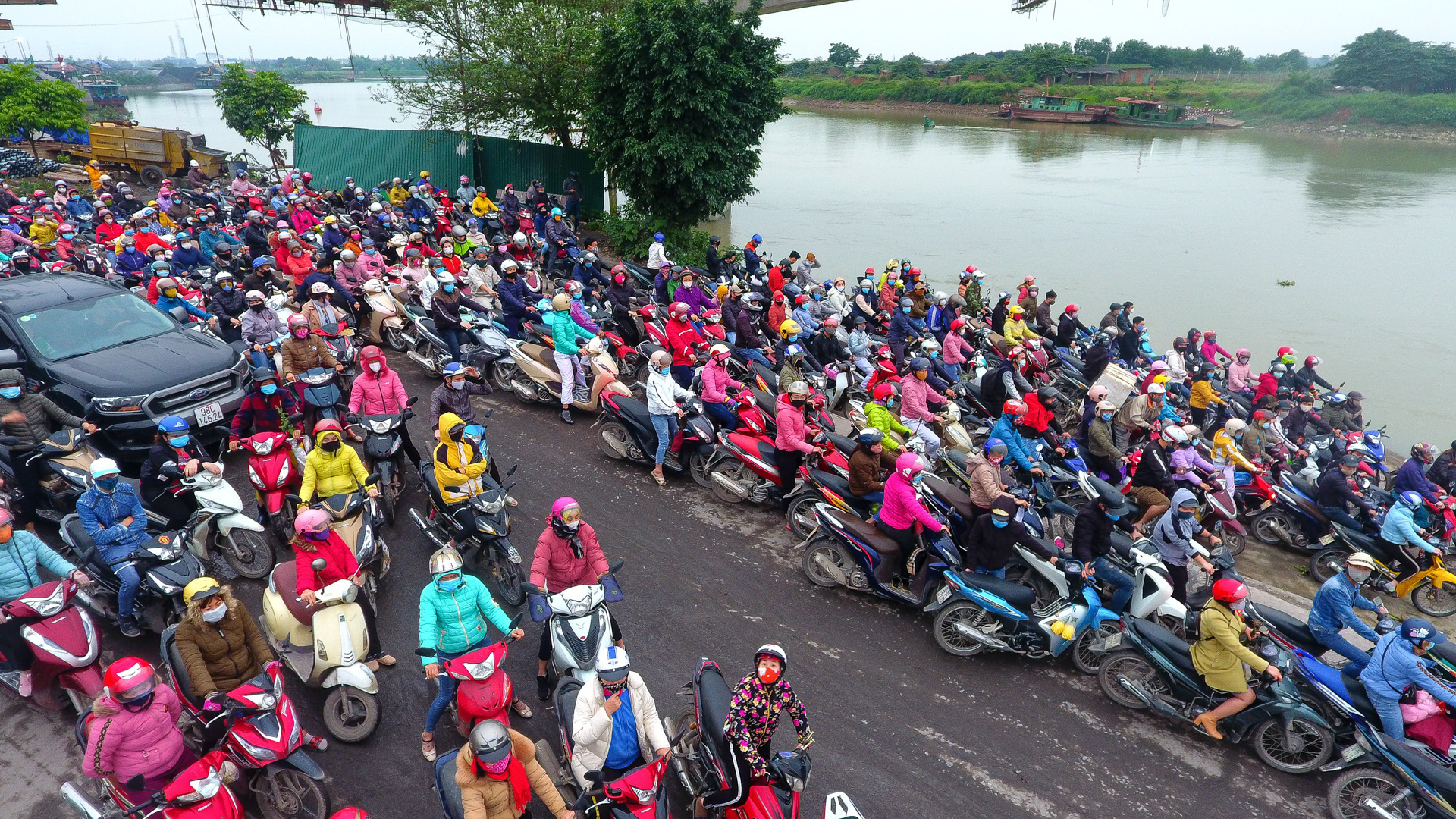 Hải Dương: Hàng ngàn người ùn ùn đợi đò giữa thời dịch Covid-19 - Ảnh 11. Hải Dương: Hàng ngàn người ùn ùn đợi đò giữa thời dịch Covid-19 - Ảnh 11.