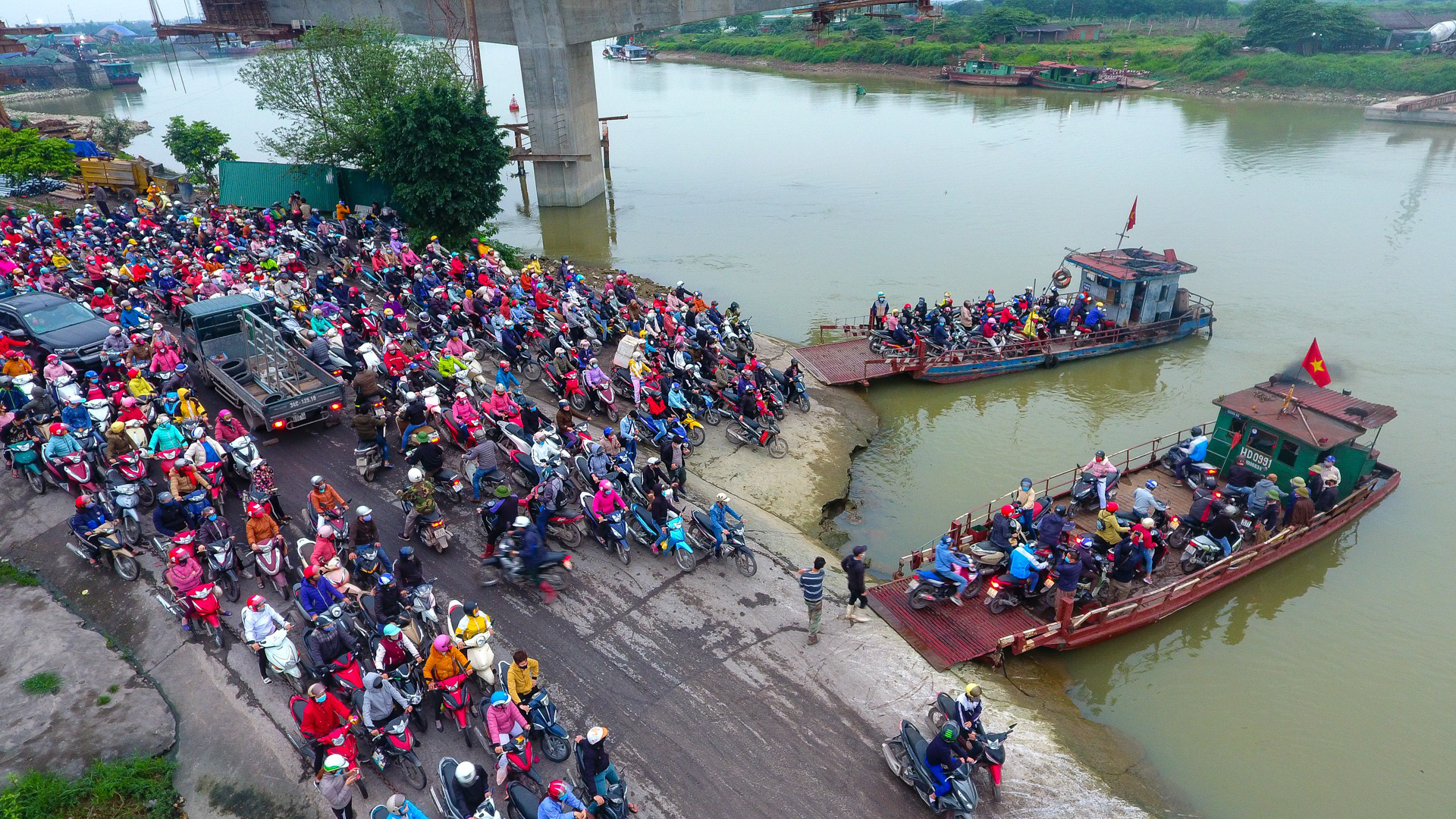 Hải Dương: Hàng ngàn người ùn ùn đợi đò giữa thời dịch Covid-19 - Ảnh 7. Hải Dương: Hàng ngàn người ùn ùn đợi đò giữa thời dịch Covid-19 - Ảnh 7.