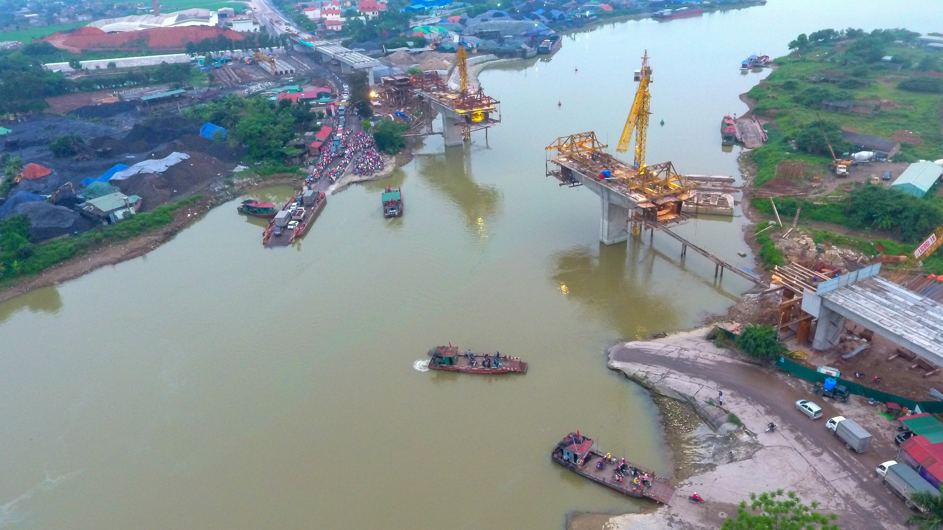 Hải Dương: Hàng ngàn người ùn ùn đợi đò giữa thời dịch Covid-19 - Ảnh 23. Hải Dương: Hàng ngàn người ùn ùn đợi đò giữa thời dịch Covid-19 - Ảnh 23.
