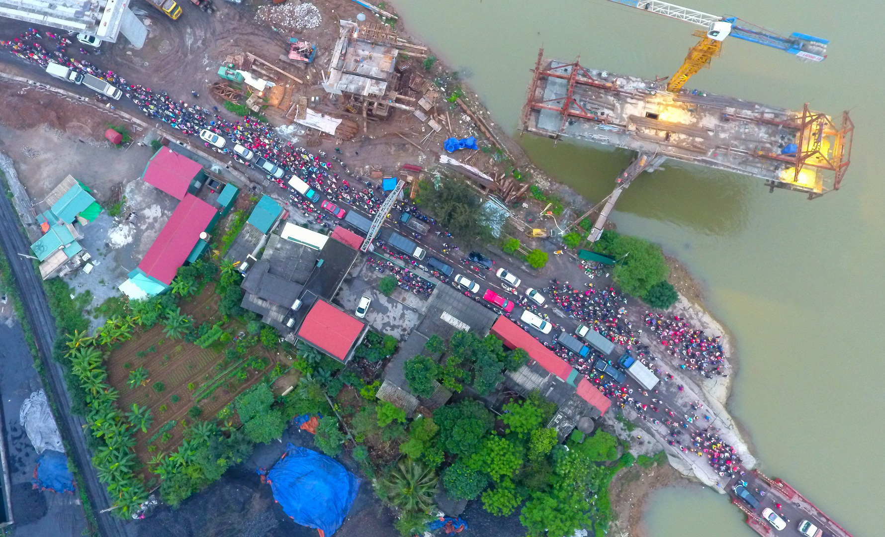 Hải Dương: Hàng ngàn người ùn ùn đợi đò giữa thời dịch Covid-19 - Ảnh 8. Hải Dương: Hàng ngàn người ùn ùn đợi đò giữa thời dịch Covid-19 - Ảnh 8.