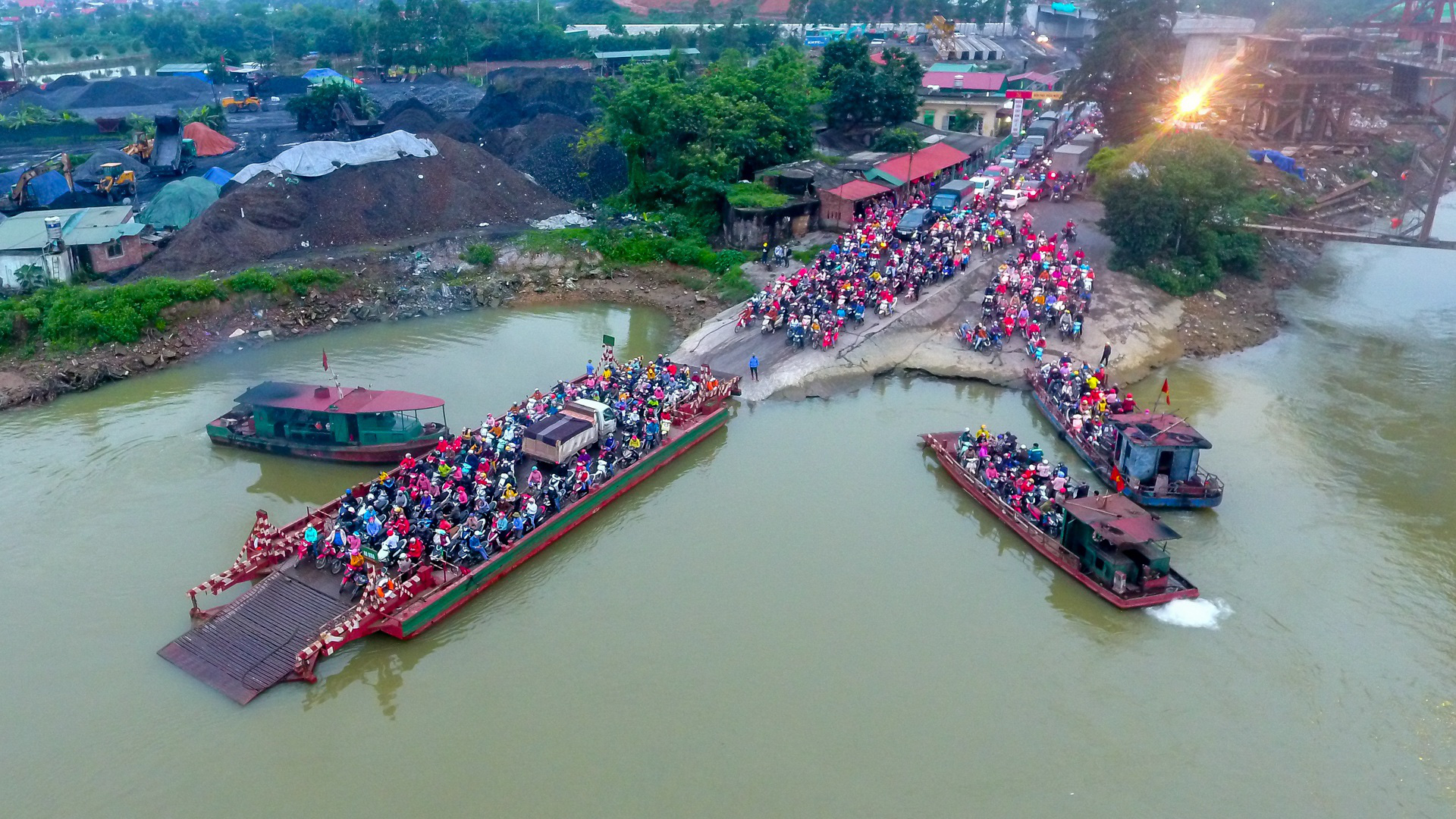 Hải Dương: Hàng ngàn người ùn ùn đợi đò giữa thời dịch Covid-19 - Ảnh 3. Hải Dương: Hàng ngàn người ùn ùn đợi đò giữa thời dịch Covid-19 - Ảnh 3.