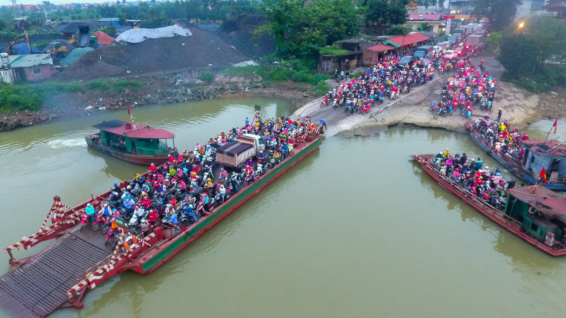 Hải Dương: Hàng ngàn người ùn ùn đợi đò giữa thời dịch Covid-19 - Ảnh 15. Hải Dương: Hàng ngàn người ùn ùn đợi đò giữa thời dịch Covid-19 - Ảnh 15.