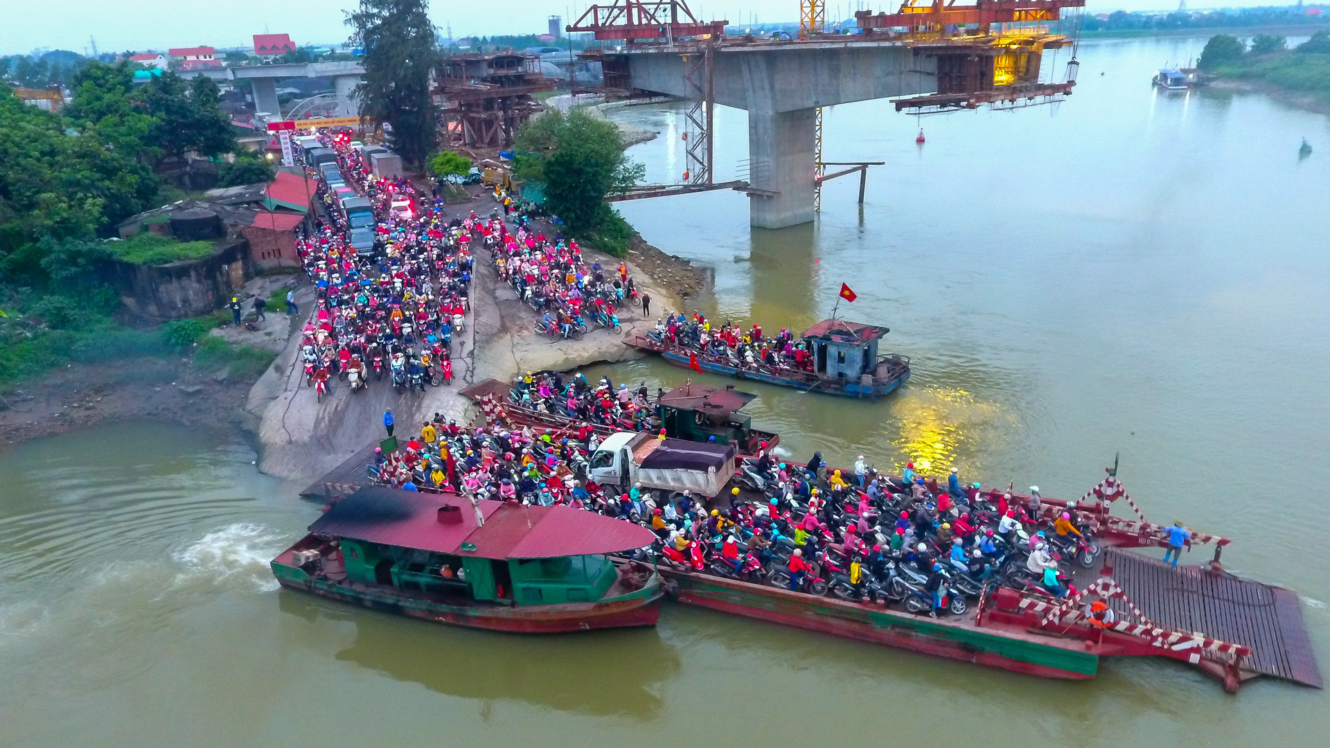 Hải Dương: Hàng ngàn người ùn ùn đợi đò giữa thời dịch Covid-19 - Ảnh 19. Hải Dương: Hàng ngàn người ùn ùn đợi đò giữa thời dịch Covid-19 - Ảnh 19.