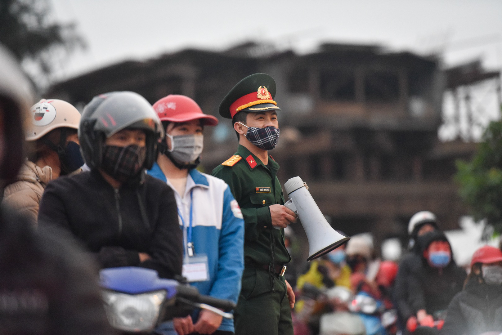 Hải Dương: Hàng ngàn người ùn ùn đợi đò giữa thời dịch Covid-19 - Ảnh 12. Hải Dương: Hàng ngàn người ùn ùn đợi đò giữa thời dịch Covid-19 - Ảnh 12.
