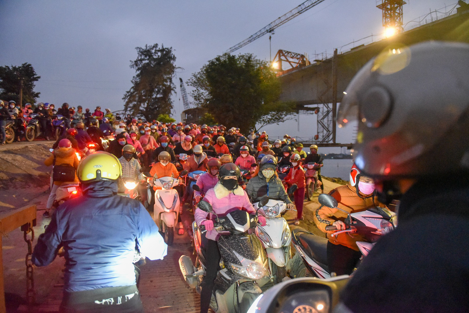 Hải Dương: Hàng ngàn người ùn ùn đợi đò giữa thời dịch Covid-19 - Ảnh 21. Hải Dương: Hàng ngàn người ùn ùn đợi đò giữa thời dịch Covid-19 - Ảnh 21.