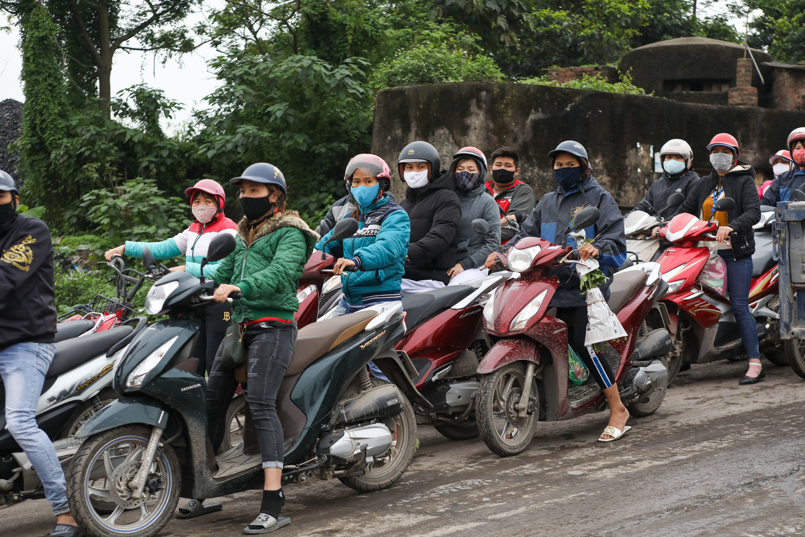 Hải Dương: Hàng ngàn người ùn ùn đợi đò giữa thời dịch Covid-19 - Ảnh 2. Hải Dương: Hàng ngàn người ùn ùn đợi đò giữa thời dịch Covid-19 - Ảnh 2.