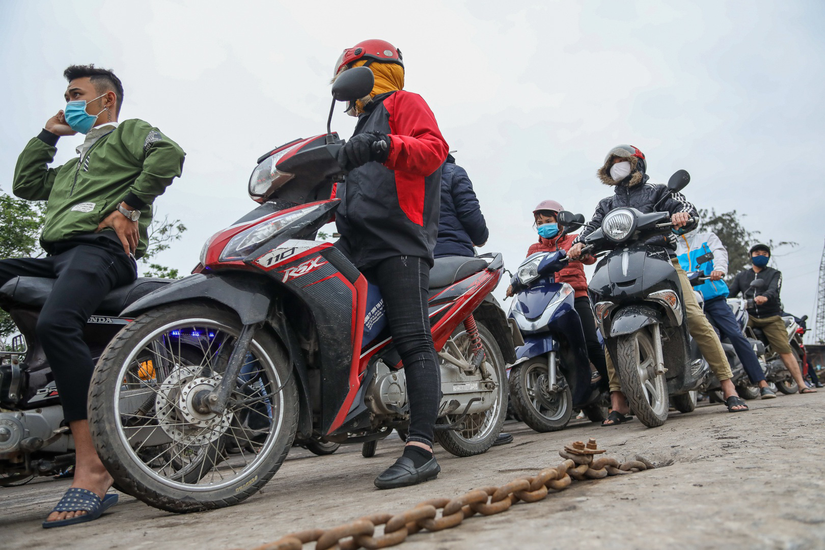 Hải Dương: Hàng ngàn người ùn ùn đợi đò giữa thời dịch Covid-19 - Ảnh 5. Hải Dương: Hàng ngàn người ùn ùn đợi đò giữa thời dịch Covid-19 - Ảnh 5.