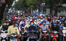 Đường phố TP HCM đông đúc trong thời gian cách li toàn xã hội