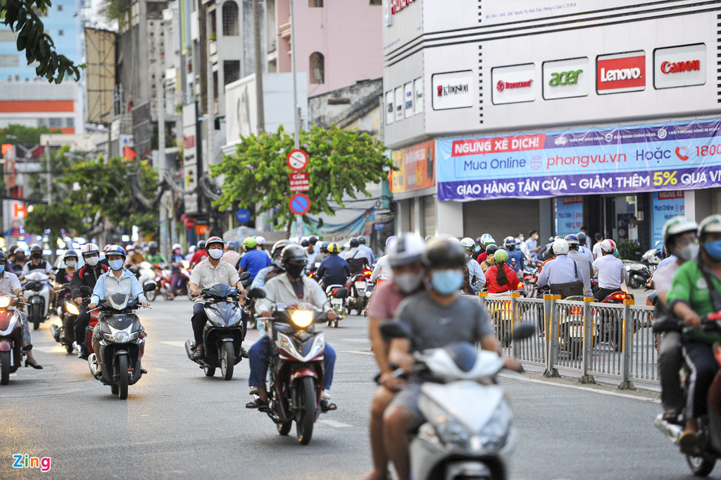 Đường phố TP HCM đông đúc trong thời gian cách li toàn xã hội - Ảnh 7. Đường phố TP HCM đông đúc trong thời gian cách li toàn xã hội - Ảnh 7.