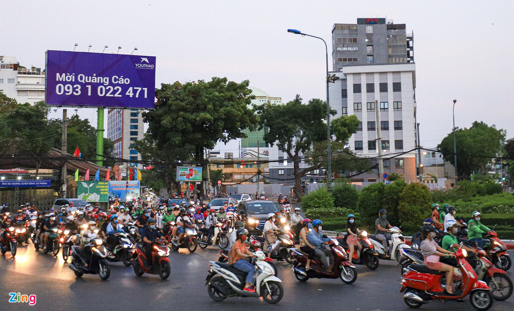 Đường phố TP HCM đông đúc trong thời gian cách li toàn xã hội - Ảnh 9. Đường phố TP HCM đông đúc trong thời gian cách li toàn xã hội - Ảnh 9.