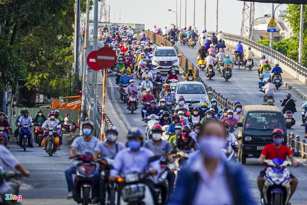 Đường phố TP HCM đông đúc trong thời gian cách li toàn xã hội - Ảnh 2. Đường phố TP HCM đông đúc trong thời gian cách li toàn xã hội - Ảnh 2.