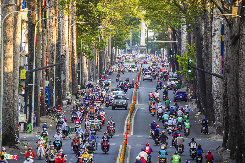 Đường phố TP HCM đông đúc trong thời gian cách li toàn xã hội - Ảnh 1. Đường phố TP HCM đông đúc trong thời gian cách li toàn xã hội - Ảnh 1.