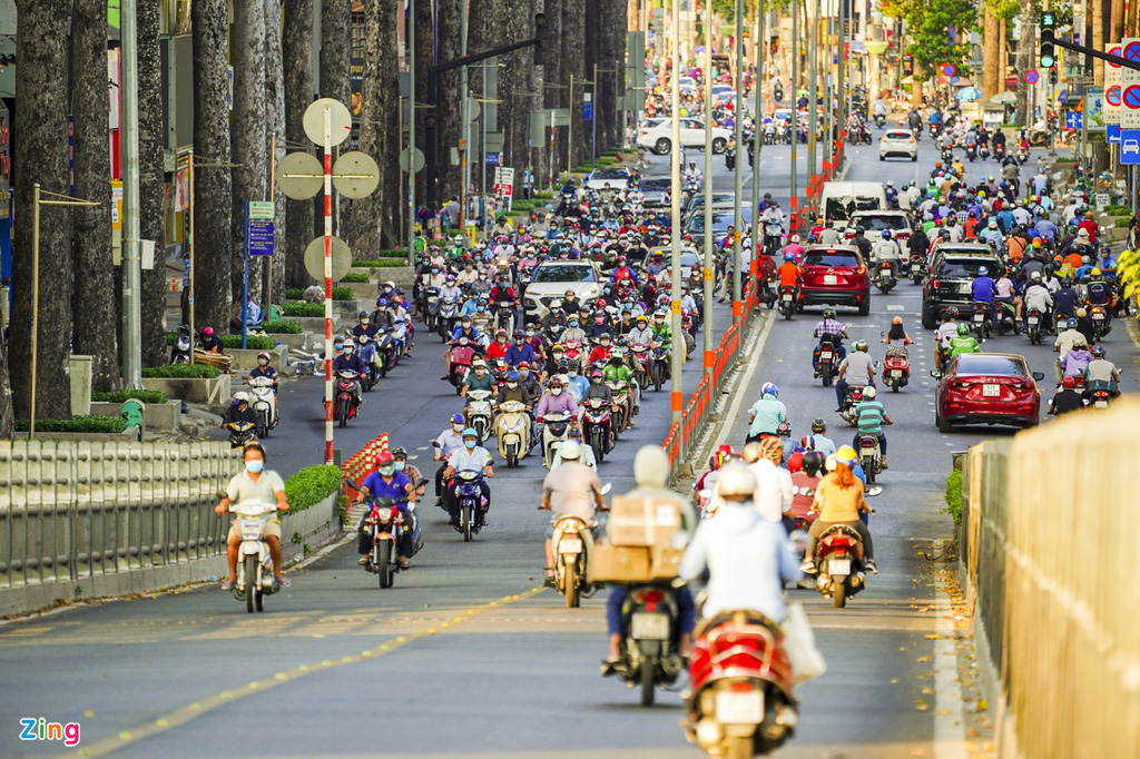 Đường phố TP HCM đông đúc trong thời gian cách li toàn xã hội - Ảnh 4. Đường phố TP HCM đông đúc trong thời gian cách li toàn xã hội - Ảnh 4.