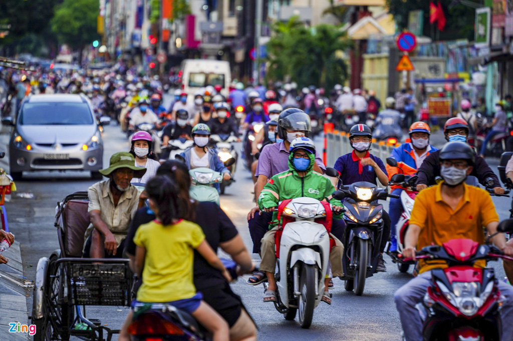 Đường phố TP HCM đông đúc trong thời gian cách li toàn xã hội - Ảnh 3. Đường phố TP HCM đông đúc trong thời gian cách li toàn xã hội - Ảnh 3.