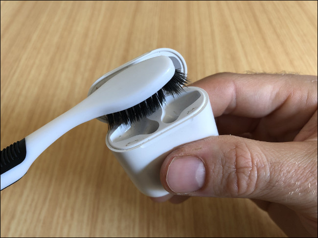 Các thiết bị tai nghe cũng tiềm ẩn nguy cơ lây nhiễm virus corona - Ảnh 3. Cac-thiet-bi-tai-nghe-cung-tiem-an-nguy-co-lay-nhiem-virus-corona-3