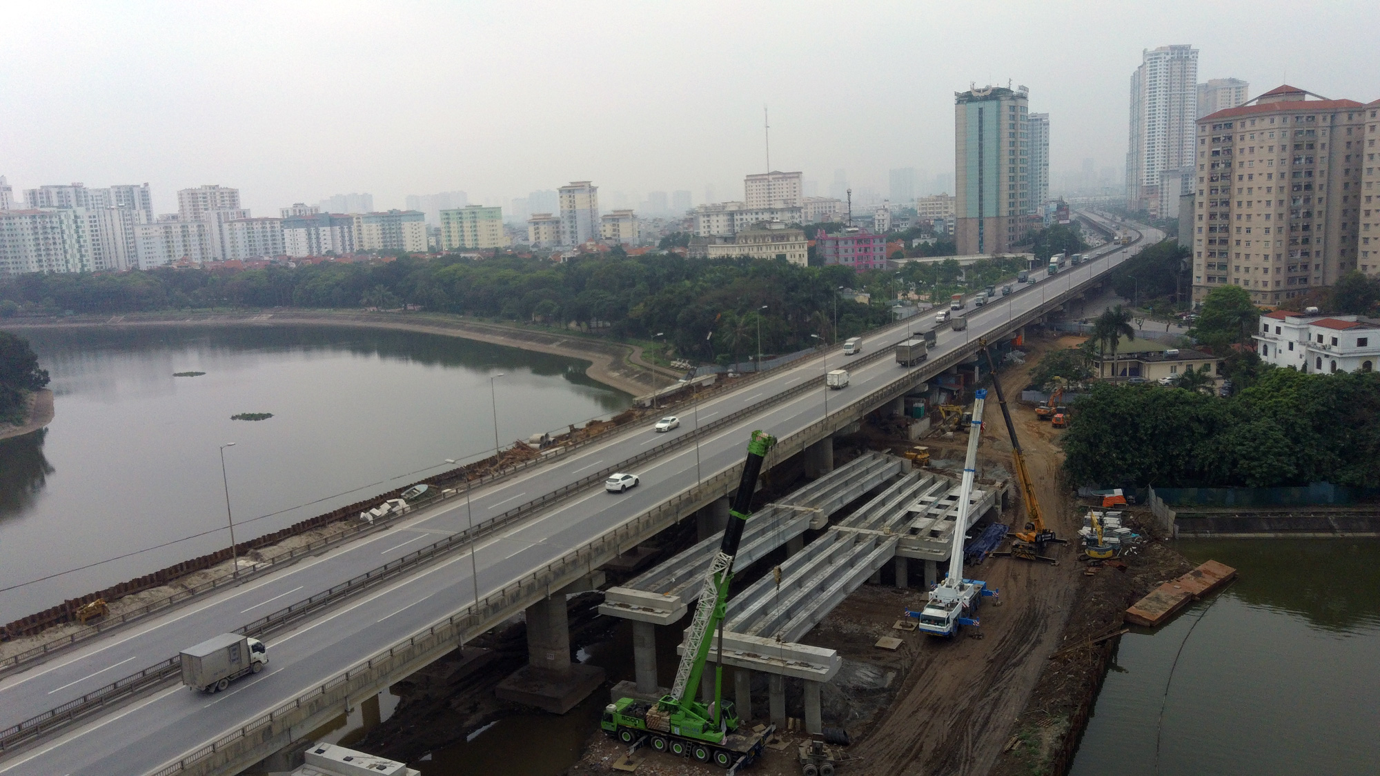 Cận cảnh cầu vượt thấp qua hồ Linh Đàm sau nhiều tháng thi công - Ảnh 4. Cận cảnh cầu vượt thấp qua hồ Linh Đàm sau nhiều tháng thi công - Ảnh 4.