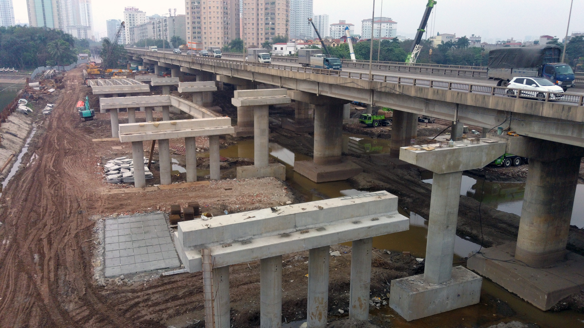 Cận cảnh cầu vượt thấp qua hồ Linh Đàm sau nhiều tháng thi công - Ảnh 9. Cận cảnh cầu vượt thấp qua hồ Linh Đàm sau nhiều tháng thi công - Ảnh 9.