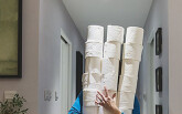Tại Mỹ, 2 lon bia đổi 1 cuộn giấy vệ sinh, giăm bông đổi lấy khăn giấy