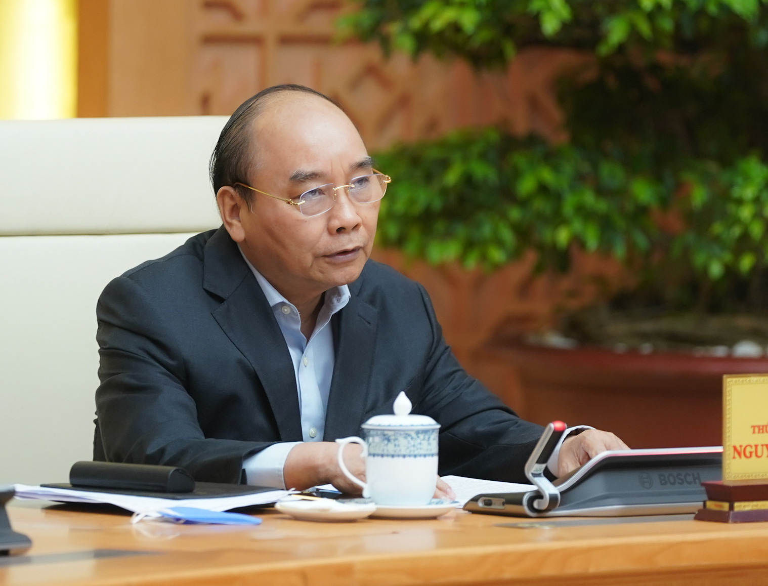 Thủ tướng chủ trì hội nghị toàn quốc tháo gỡ khó khăn cho doanh nghiệp, hỗ trợ người dân do dịch Covid-19 - Ảnh 1. Thủ tướng chủ trì hội nghị toàn quốc tháo gỡ khó khăn cho doanh nghiệp, hỗ trợ người dân do dịch Covid-19 - Ảnh 1.