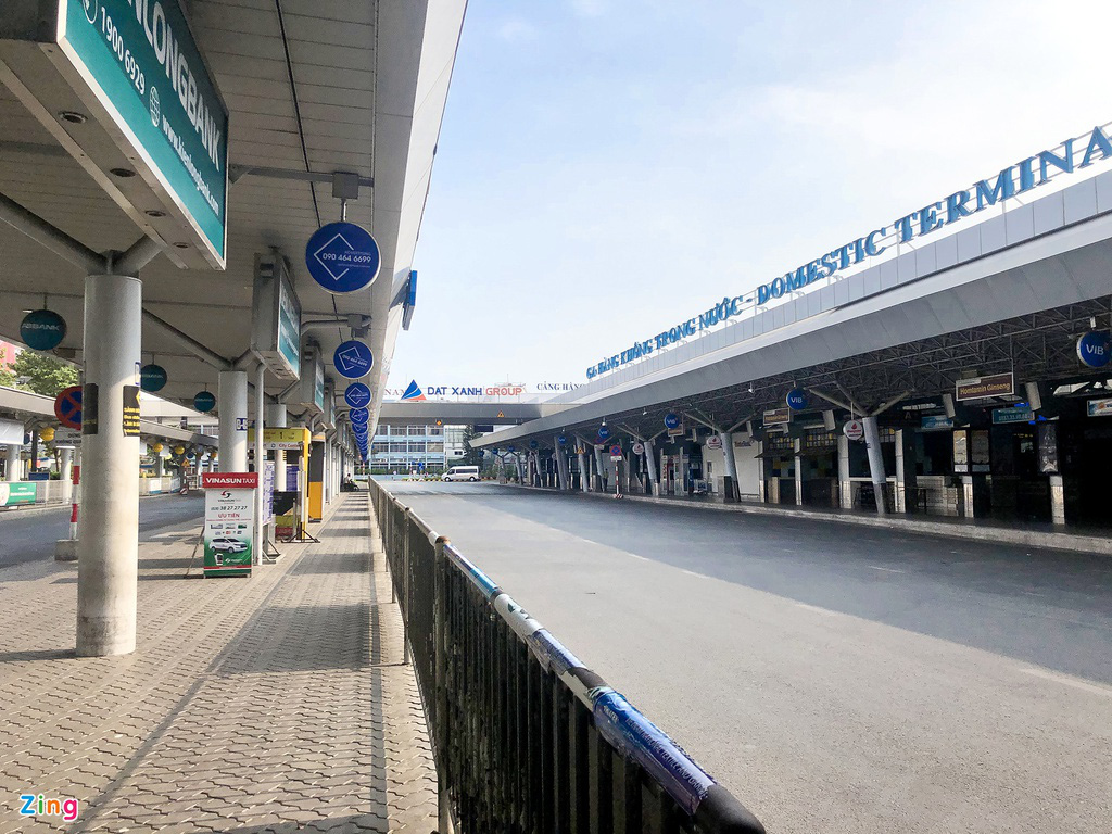 Tân Sơn Nhất những ngày chỉ có 6 chuyến bay nội địa - Ảnh 1. Tân Sơn Nhất những ngày chỉ có 6 chuyến bay nội địa - Ảnh 1.