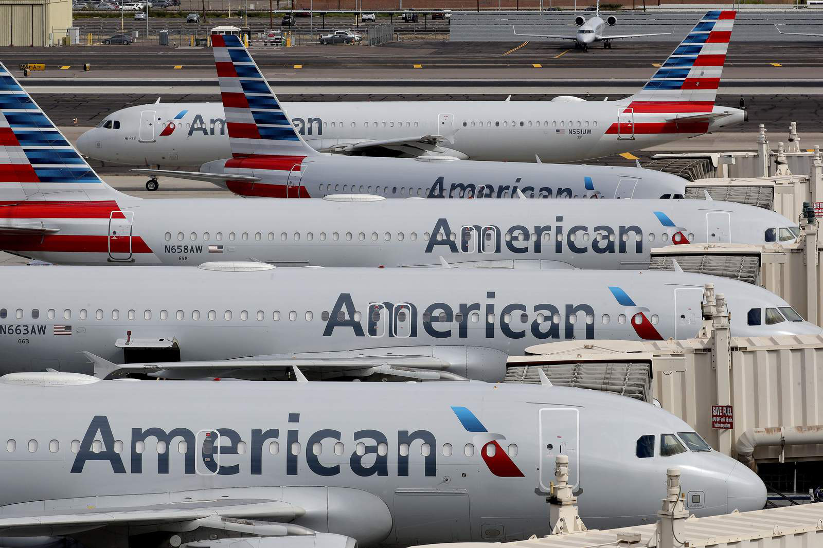 Mỹ: 100 tiếp viên của American Airlines bị nhiễm Covid-19 - Ảnh 1. Mỹ: 100 tiếp viên của American Airlines bị nhiễm Covid-19 - Ảnh 1.