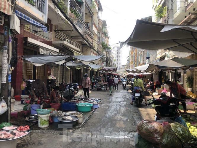 Heo về chợ đầu mối 'tuột' không phanh - Ảnh 4.