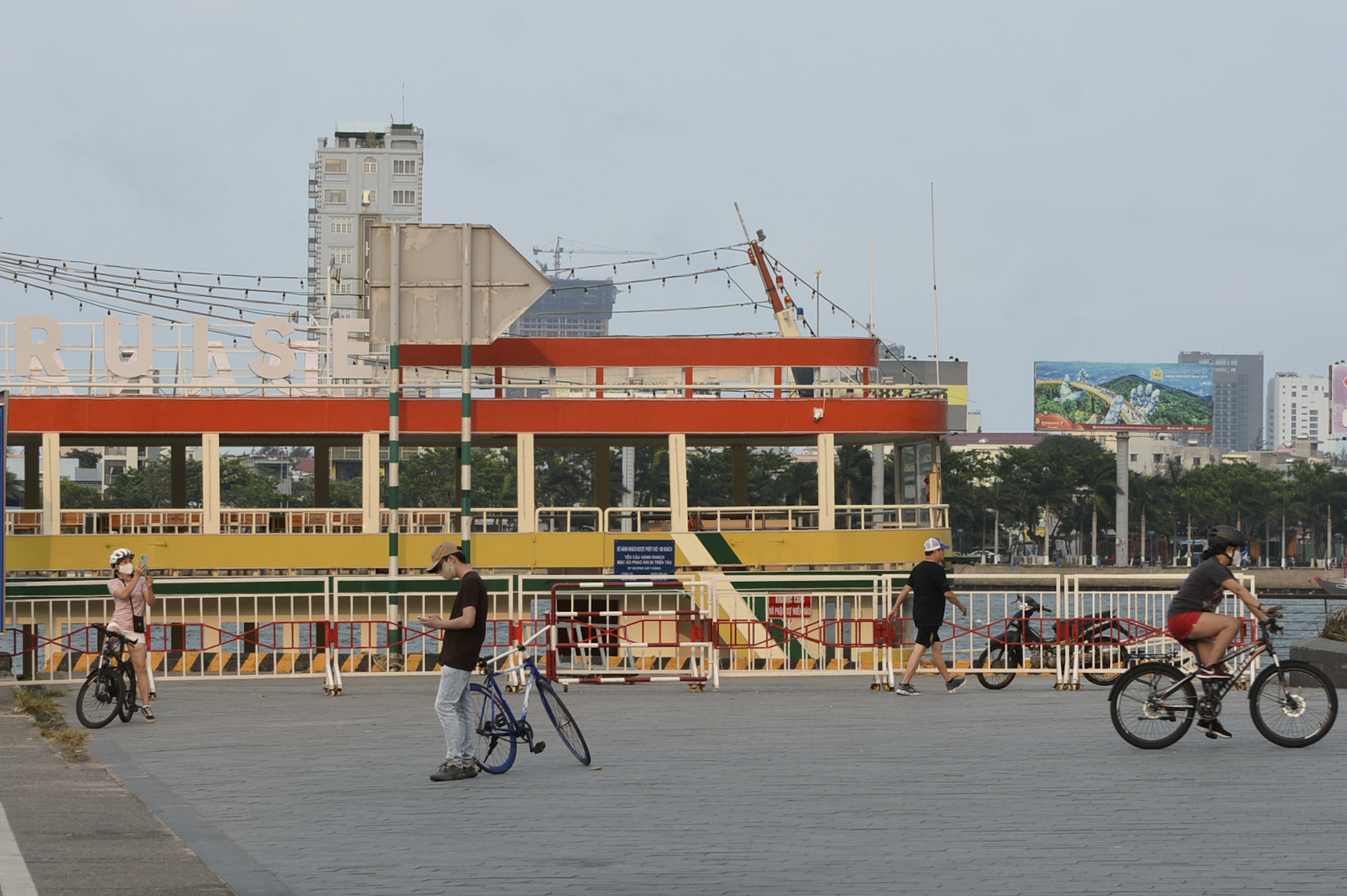 Người Đà Nẵng ra đường đông như không có cách li xã hội - Ảnh 12. Người Đà Nẵng ra đường đông như không có cách li xã hội - Ảnh 12.