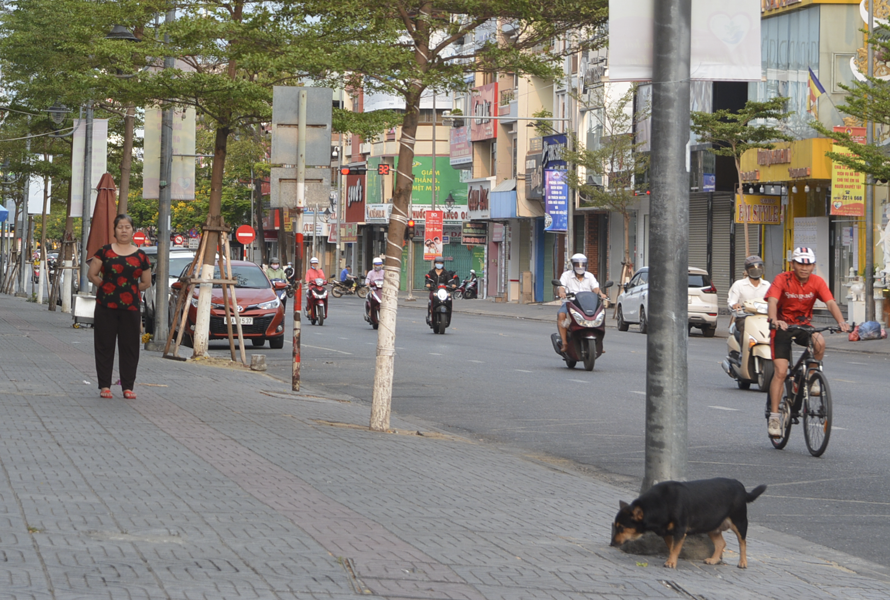 Đà Nẵng: Nhiều người không đeo khẩu trang, ra đường đông như không có cách li xã hội - Ảnh 9. Đà Nẵng: Nhiều người không đeo khẩu trang, ra đường đông như không có cách li xã hội - Ảnh 9.