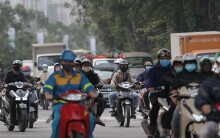 Hà Nội: Dòng người nườm nượp đổ ra đường như chưa hề có lệnh cách li