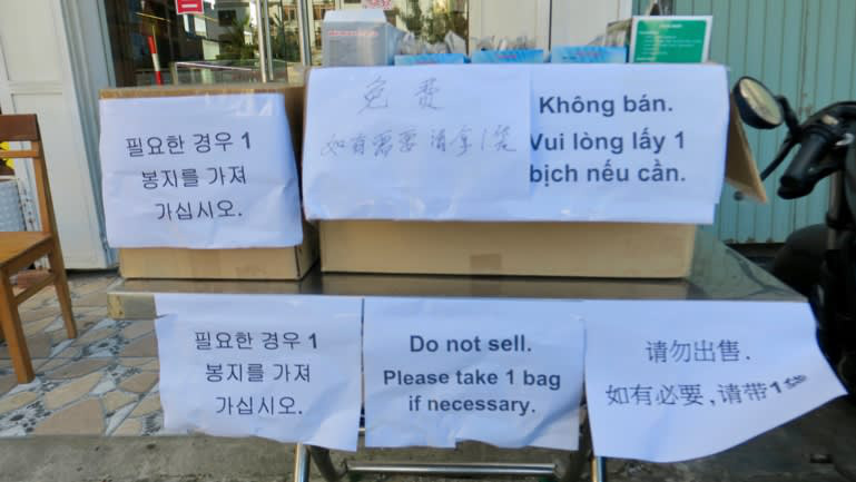 Từ các bãi biển hoang vắng: Đại dịch Covid - 19 đã làm tổn thương ngành du lịch Việt Nam thế nào? - Ảnh 3.