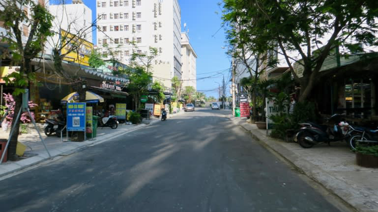 Từ các bãi biển hoang vắng: Đại dịch Covid - 19 đã làm tổn thương ngành du lịch Việt Nam thế nào? - Ảnh 2.
