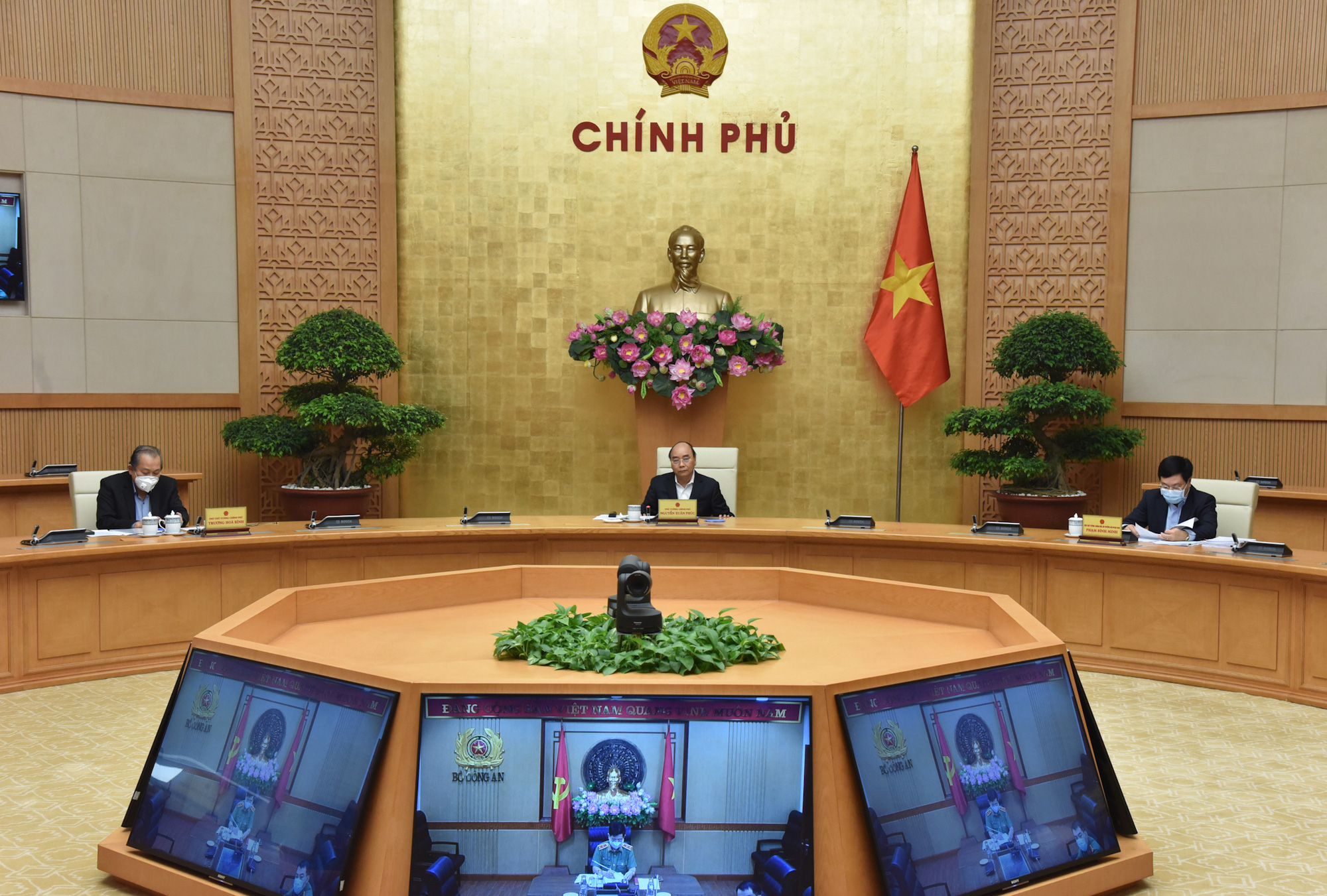 Thủ tướng: Xử lí nghiêm người không thực hiện cách li toàn xã hội - Ảnh 1. Thủ tướng: Xử lí nghiêm người không thực hiện cách li toàn xã hội - Ảnh 1.