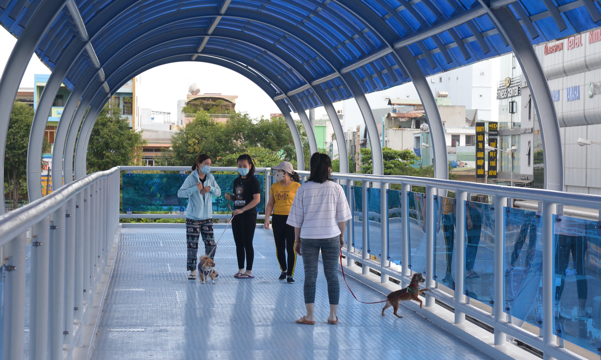 Người Đà Nẵng ra đường đông như không có cách li xã hội - Ảnh 7. Người Đà Nẵng ra đường đông như không có cách li xã hội - Ảnh 7.