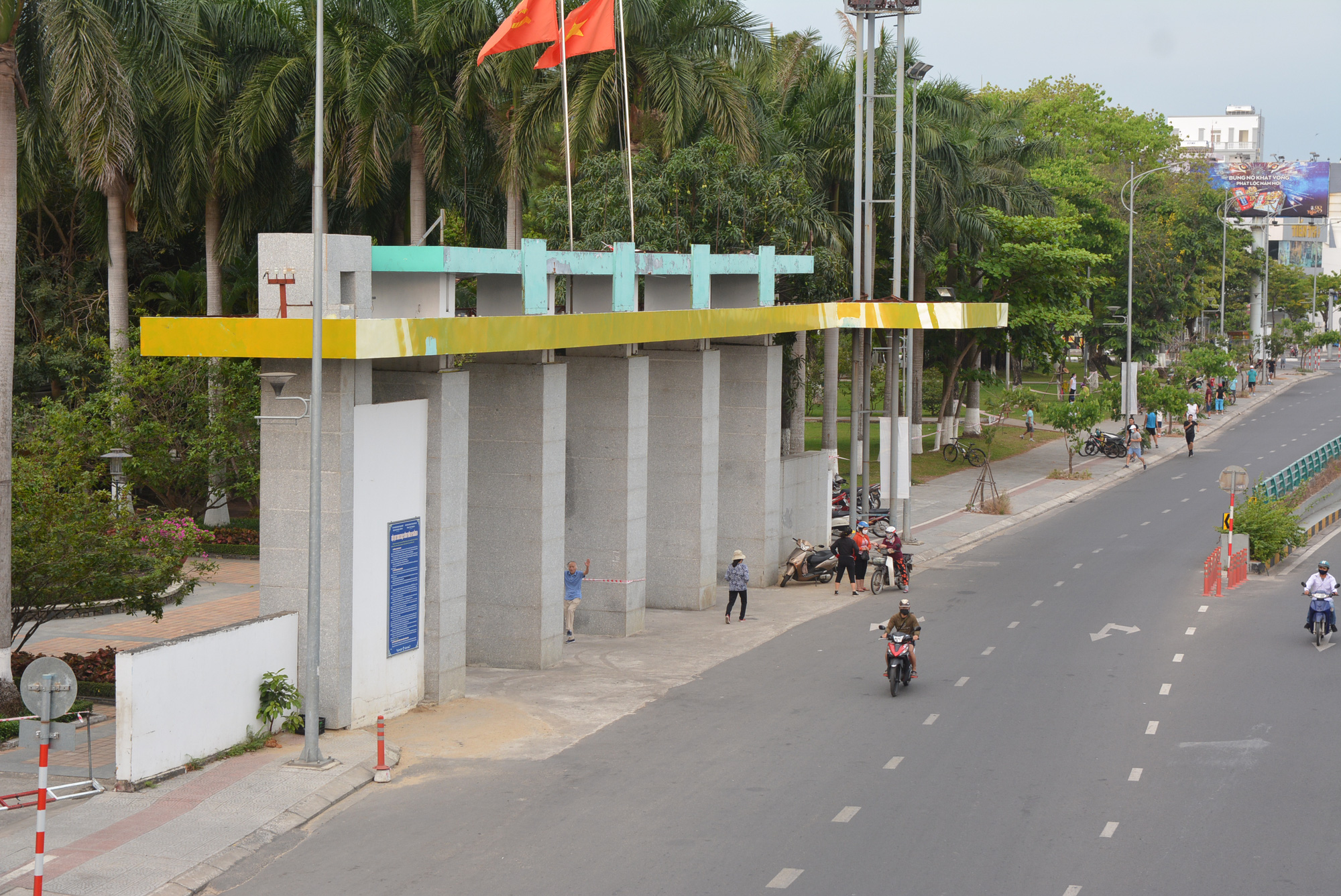 Người Đà Nẵng ra đường đông như không có cách li xã hội - Ảnh 3. Người Đà Nẵng ra đường đông như không có cách li xã hội - Ảnh 3.
