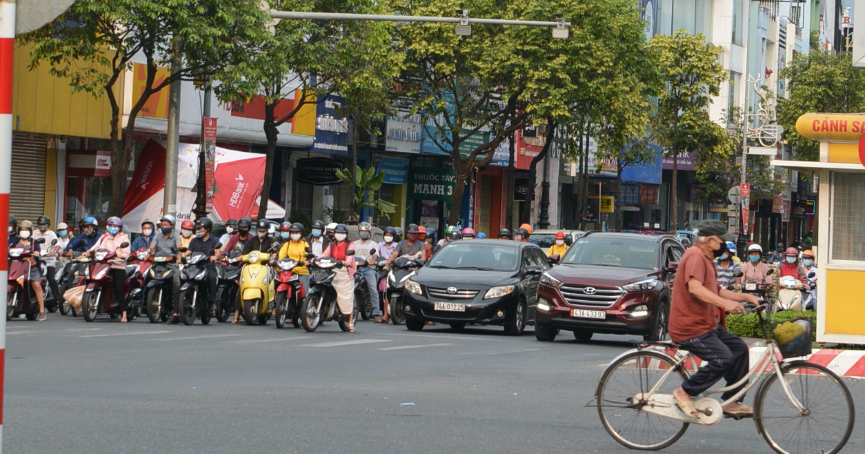 Người Đà Nẵng ra đường đông như không có cách li xã hội - Ảnh 1. Người Đà Nẵng ra đường đông như không có cách li xã hội - Ảnh 1.
