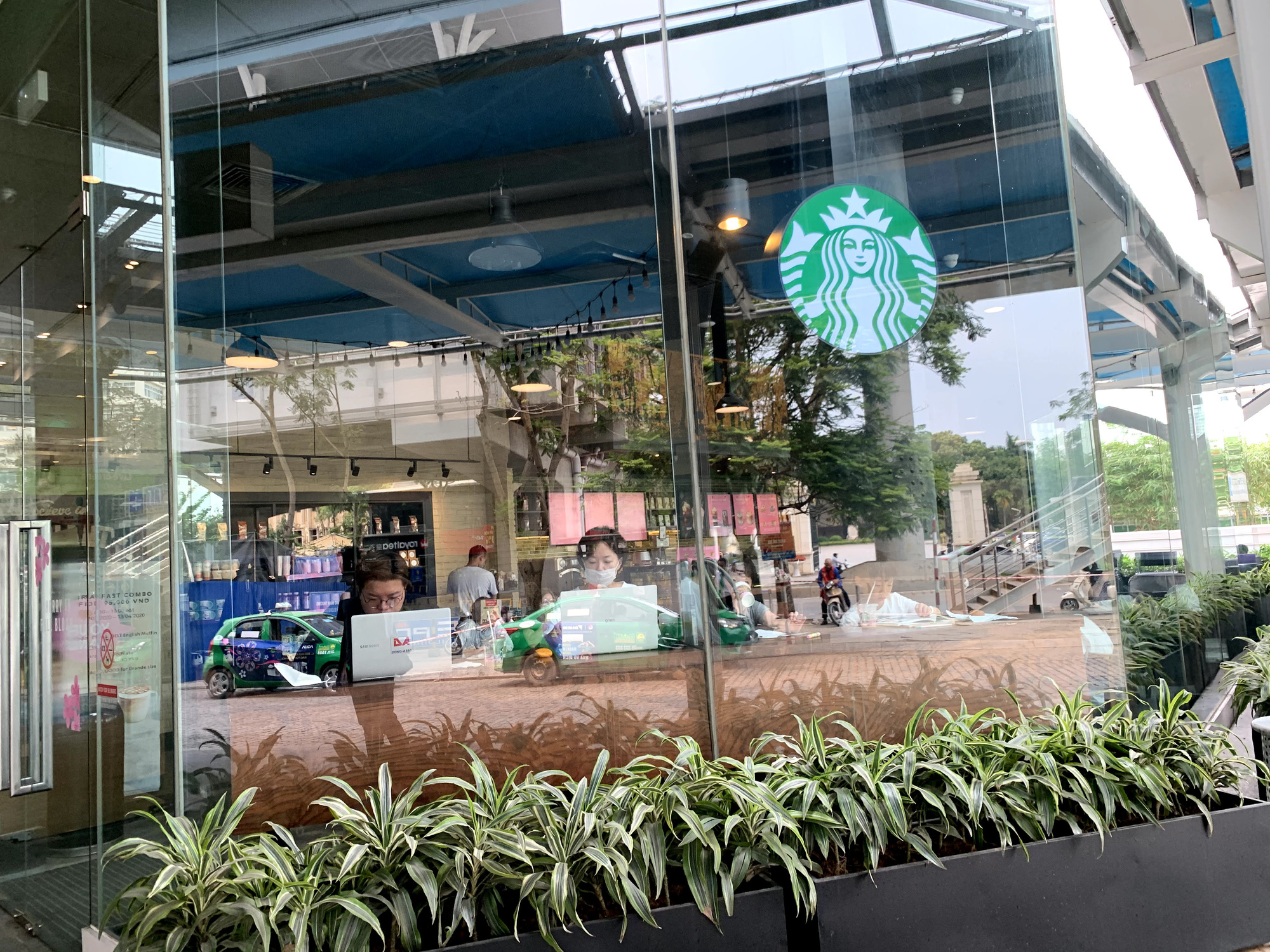 Doanh số giảm 90%, chuỗi đồ uống đình đám Starbucks thất thu vì Covid - 19 - Ảnh 1. Doanh số giảm 90%, chuỗi đồ uống đình đám Starbucks thất thu vì Covid - 19 - Ảnh 1.