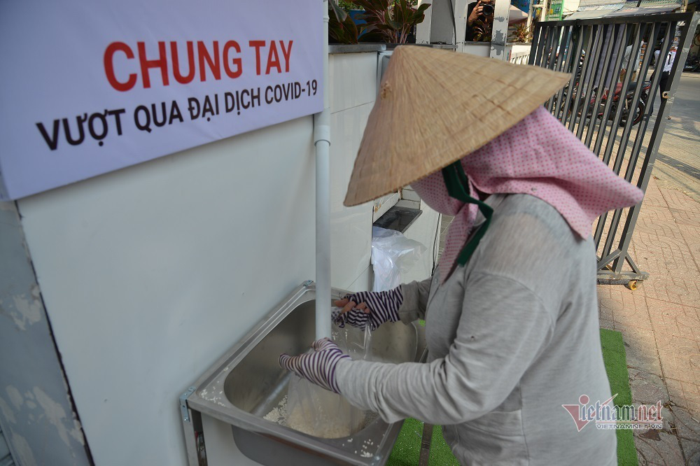 Người Sài Gòn đến góp sức ‘ATM gạo' miễn phí của người nghèo - Ảnh 1.