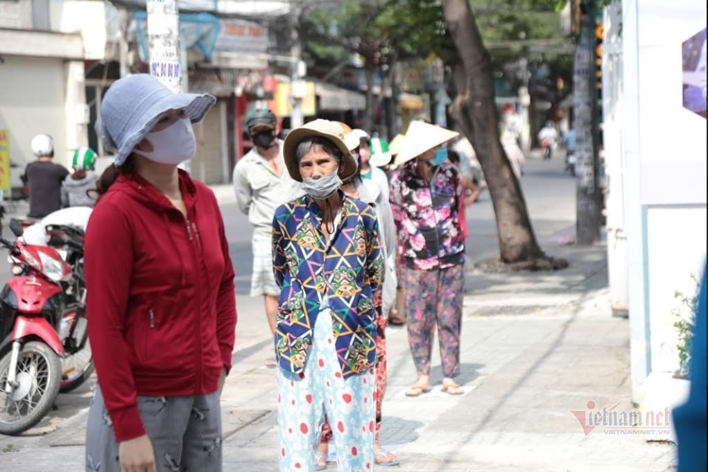 Người Sài Gòn đến góp sức ‘ATM gạo' miễn phí của người nghèo - Ảnh 7. Người Sài Gòn đến góp sức ‘ATM gạo' miễn phí của người nghèo - Ảnh 7.