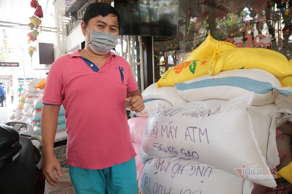 Người Sài Gòn đến góp sức ‘ATM gạo' miễn phí của người nghèo - Ảnh 11.